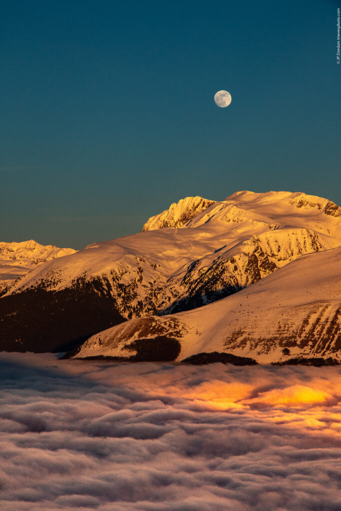 mer_de_nuages_devant_le_Taillefer_au_clair_de_lune...-5